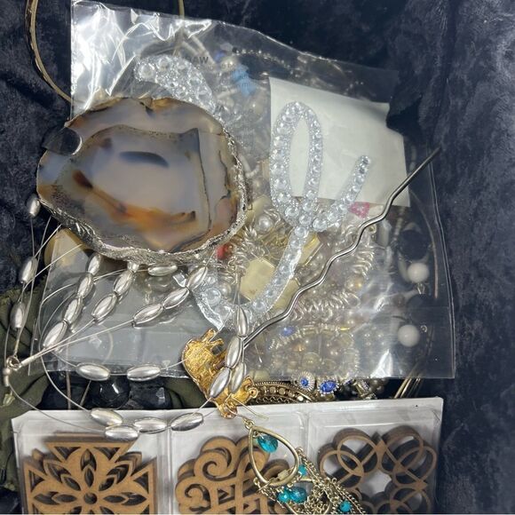 5 pound scoop of craft jewelry vintage to current for repurpose - Picture 8 of 12